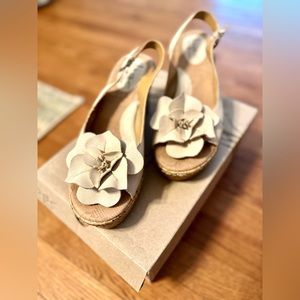 BOC Born IVET Womens Size 8 Off White Leather Slingback Wedge Floral Shoes